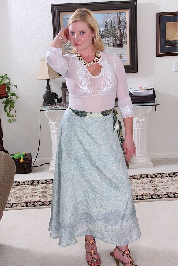 16P Non nude older lady Lynn Miller exposing hairy snatch while undressing
