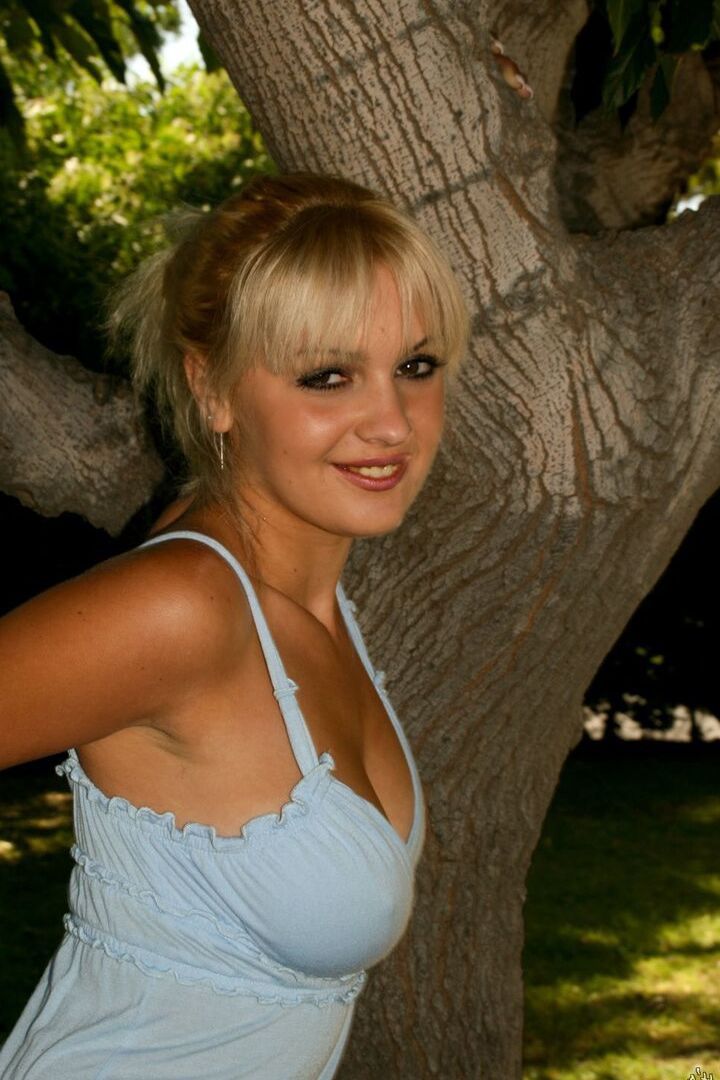 16P La rubia Nikita se desnuda a cuatro patas en un banco al aire libre