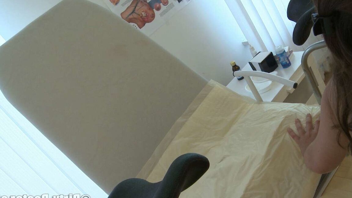 21P Sasha B, une ado au manchon chaud, écarte les jambes et se fait baiser par un médecin