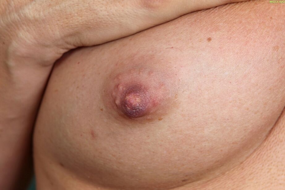 16P La impresionante madura Laura Oswald muestra sus dulces y pequeñas tetas