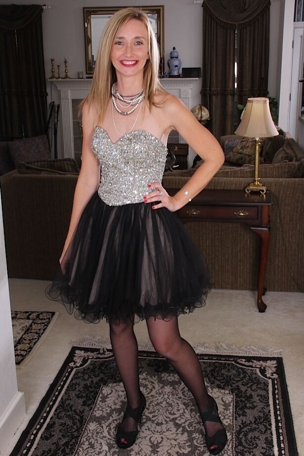16P Older model Heidi Van Moore flashing no panty upskirt before posing nude