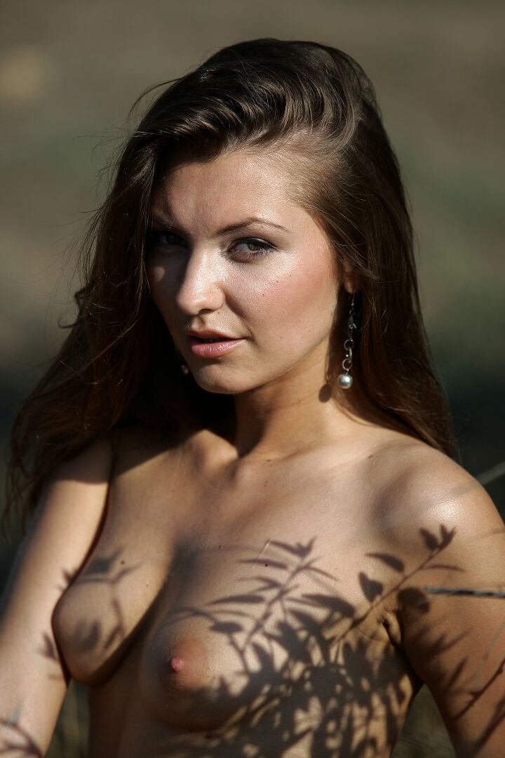 16P Solo model Alessa D accentuates her tight ass while naked on a seaside cliff