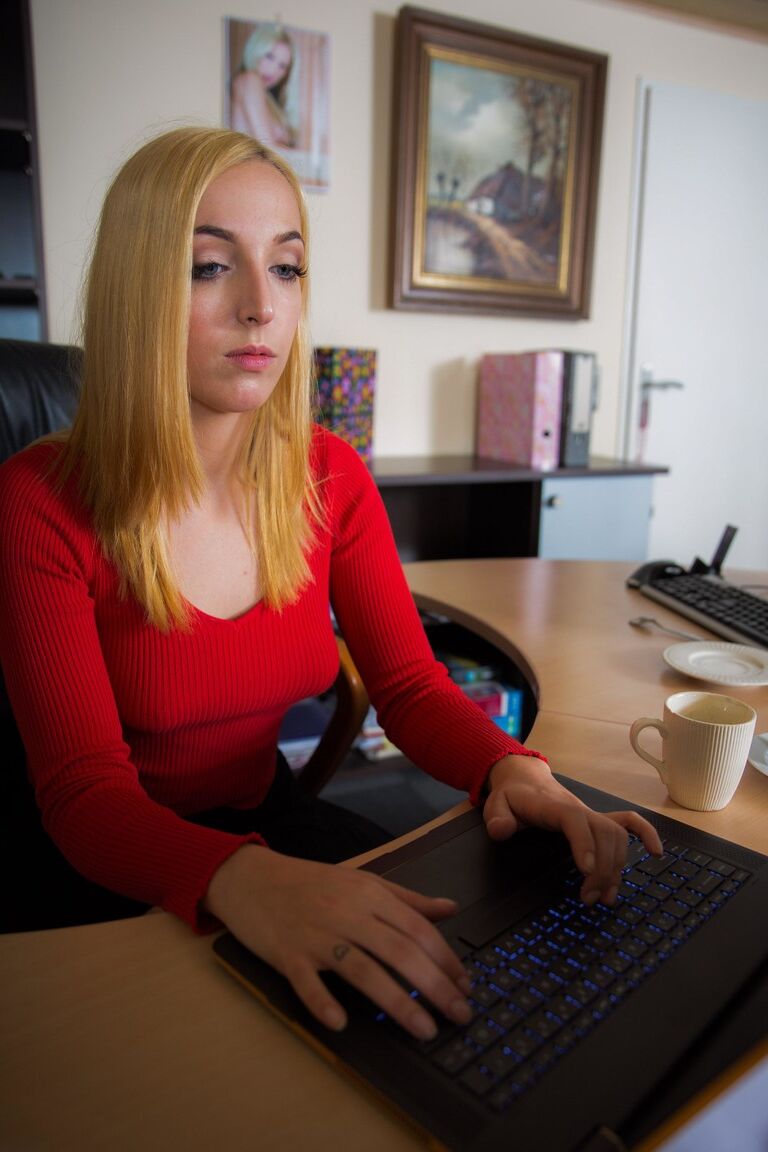 17P Das kaum volljährige blonde Mädchen Liz Rainbow beglückt ihren sehr großzügigen Sugar Daddy