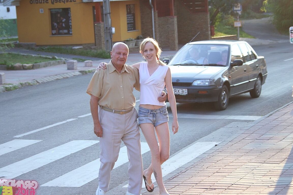17P El viejo abuelo se folla a esta adolescente rubia y delgada de tetas pequeñas Jenni