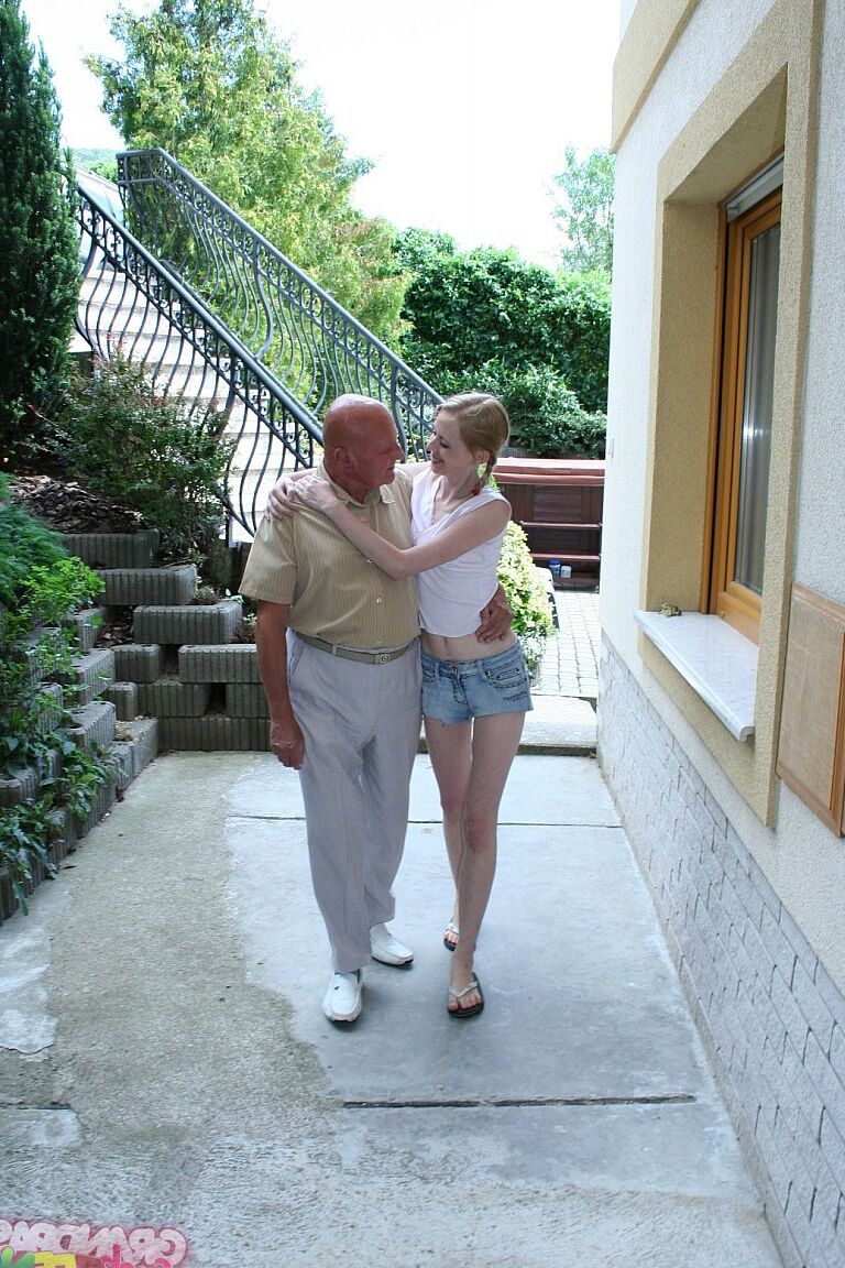 17P El viejo abuelo se folla a esta adolescente rubia y delgada de tetas pequeñas Jenni