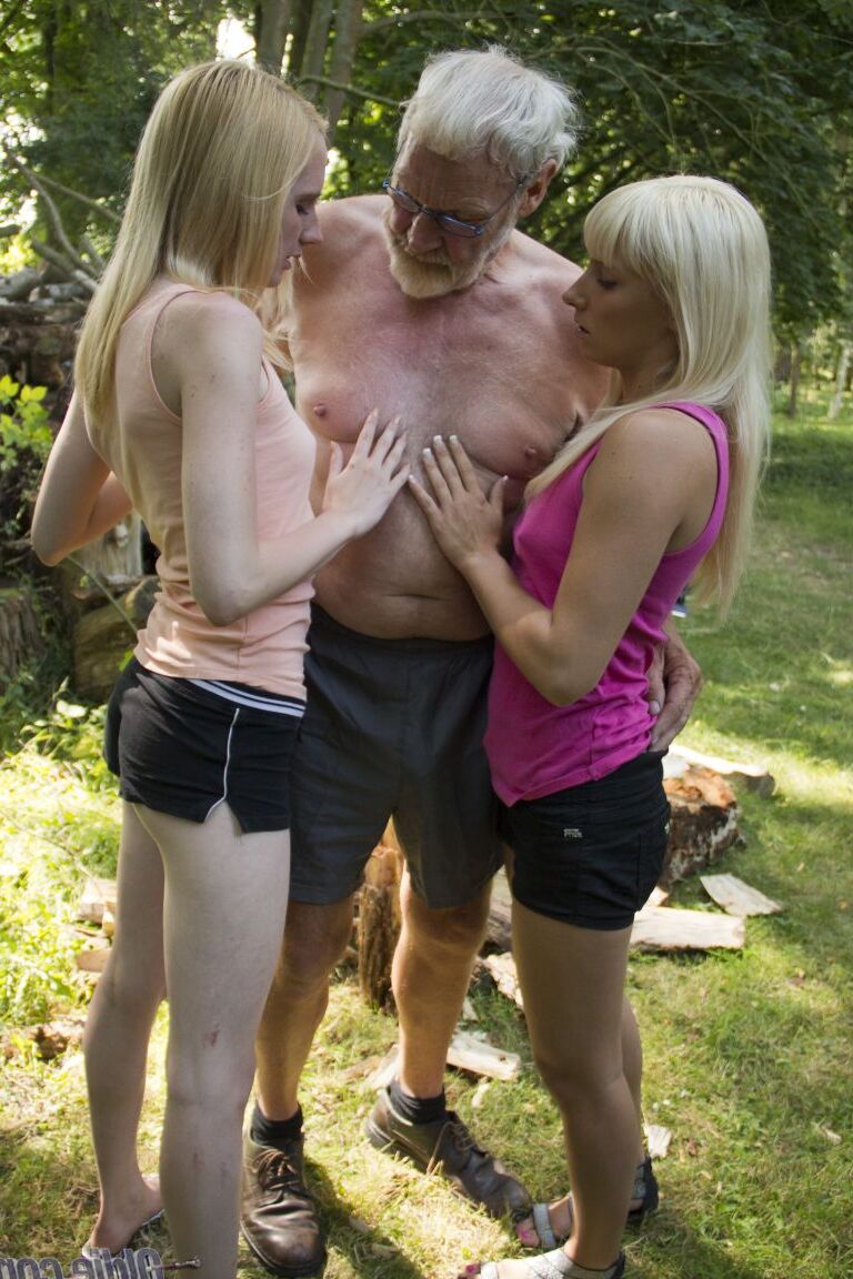 17P Glücklicher alter Mann fickt zwei Teenie-Babes Alice und Nela Elmond an der frischen Luft