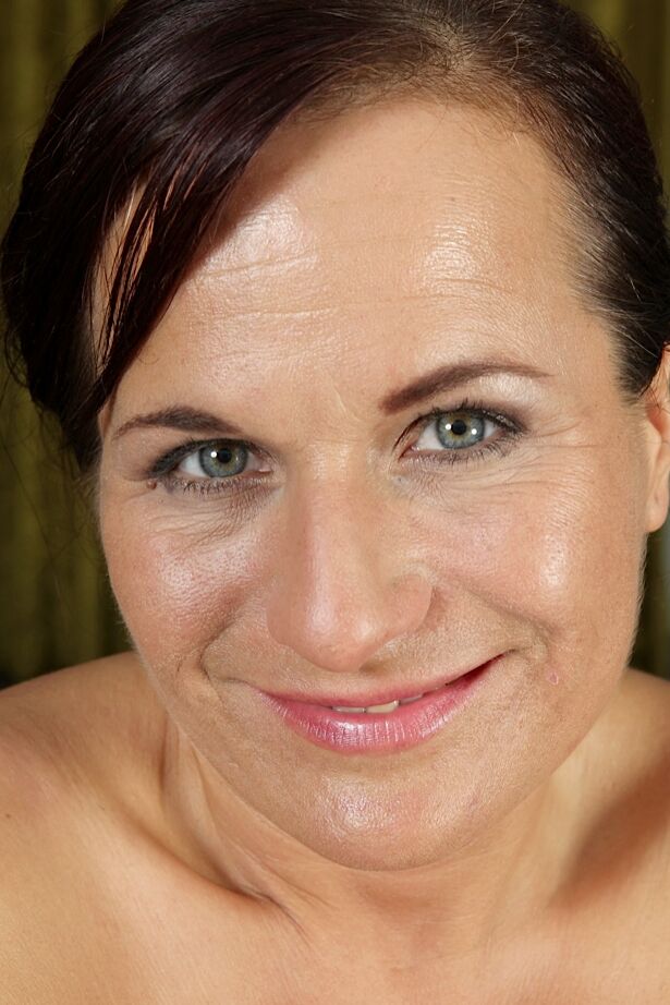 16P Mulher mais velha e gordinha, Katherine Ross, espalha bem seu gatinho rosa raspado