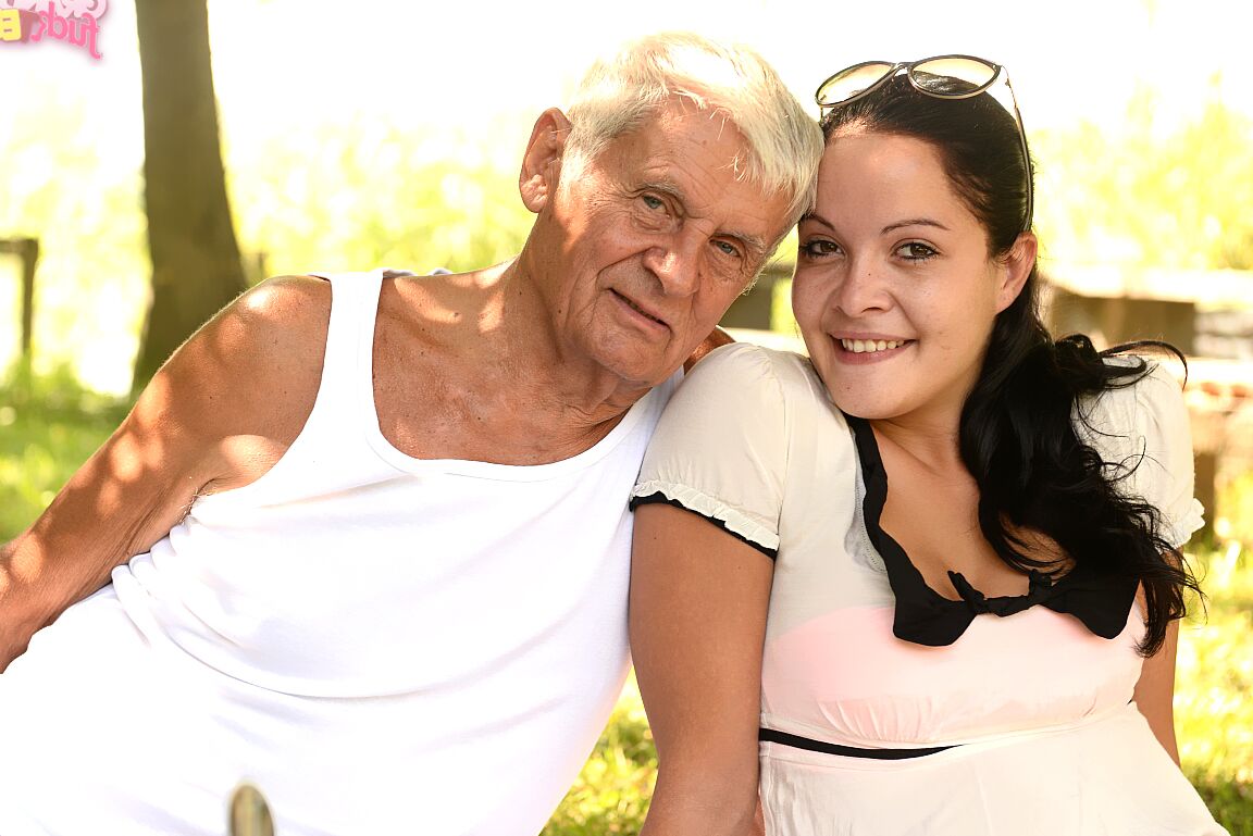 21P La chica de pelo negro Dolly Diore le hace una garganta profunda al abuelo