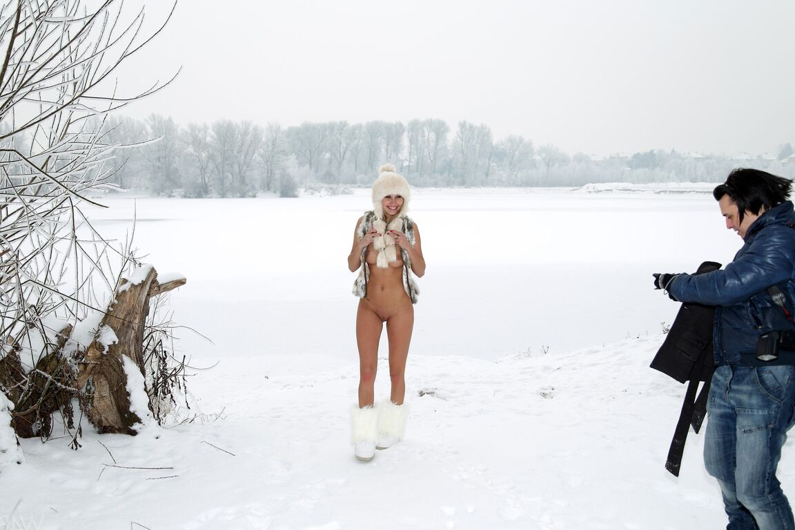 16P Versaute Blondine mit natürlichen großen Titten Holy posiert nackt im Schnee