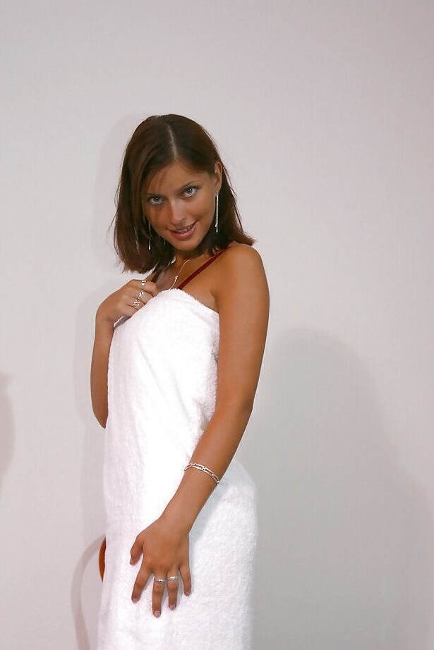 16P La jovencita bronceada Marketa con el coño recortado y las tetas naturales