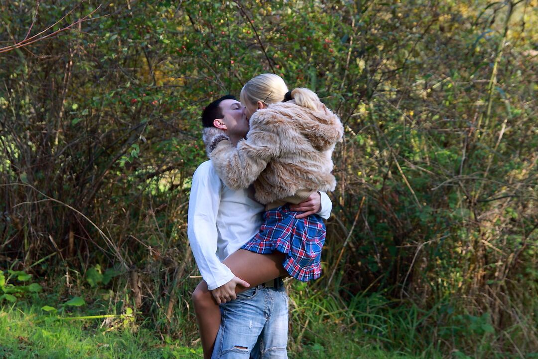 10P Joven rubia y su novio tienen sexo en medio de un campo de cultivo