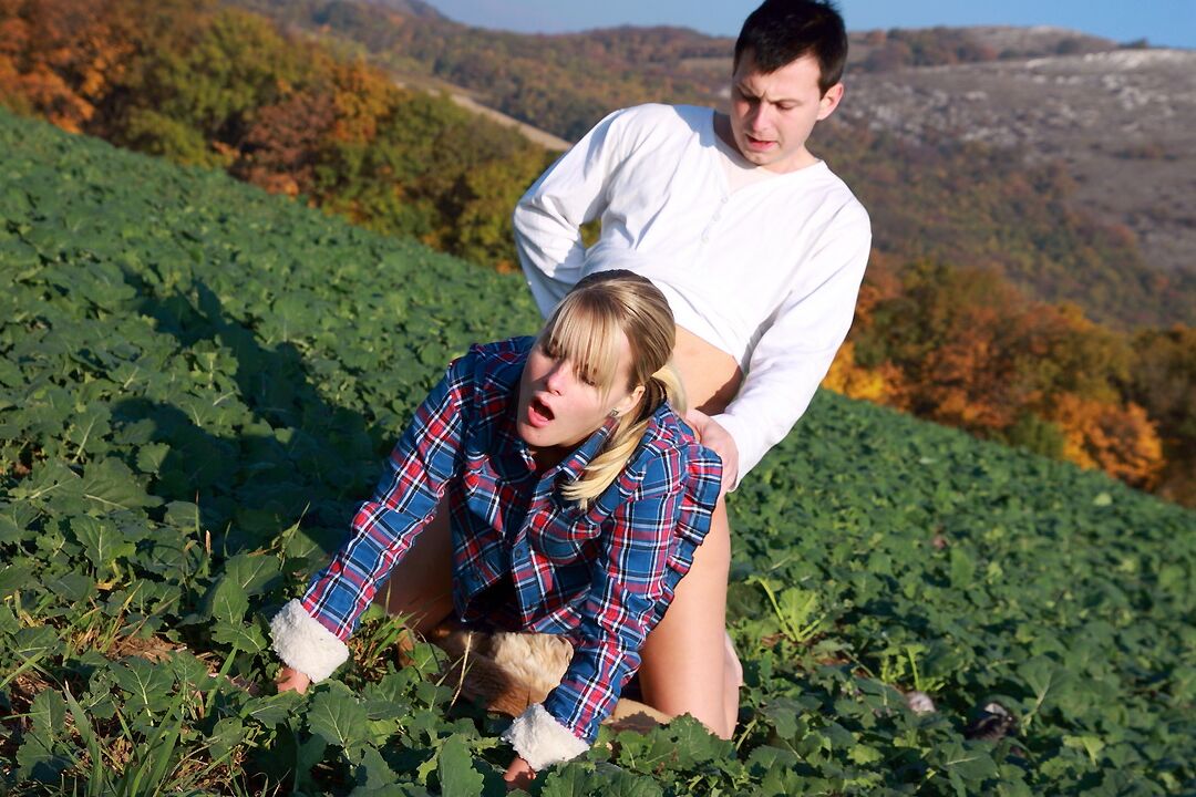 10P Joven rubia y su novio tienen sexo en medio de un campo de cultivo