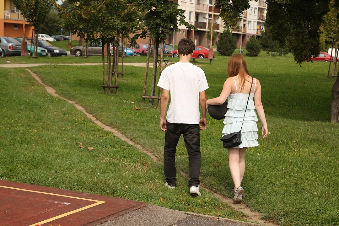 14P 熱いおっぱいの赤毛の女の子が裸のスカートを見せます