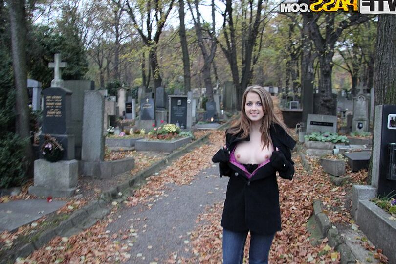 16P La joven amateur Abi se enjuaga la boca después de follar en un cementerio