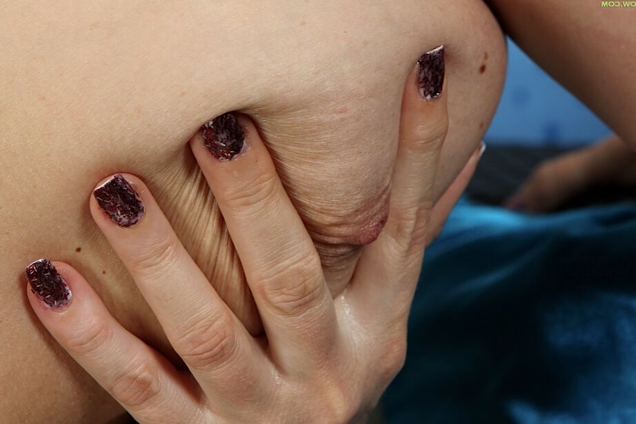 16P Die ältere Dame Netty zieht sich aus, um ihre geile Oma-Muschi mit den Fingern zu ficken