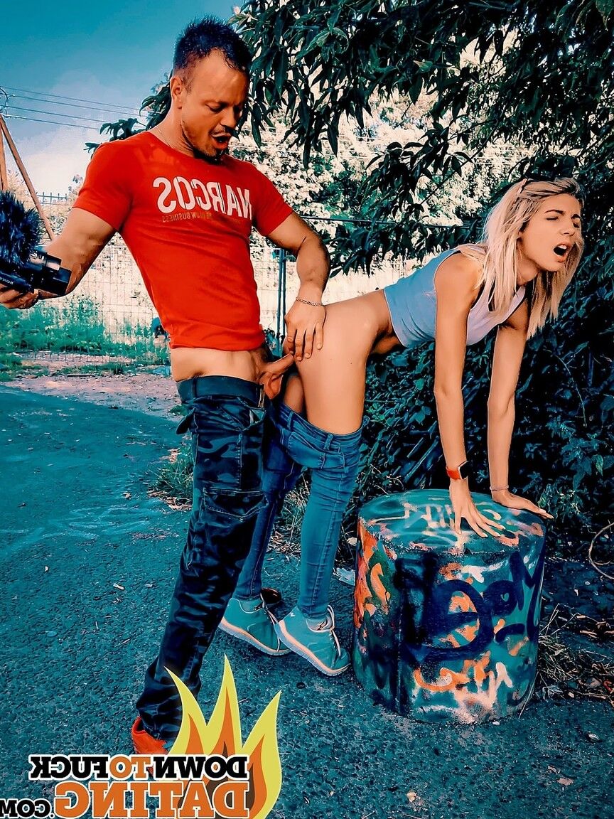 20P A loira húngara sexy Missy Luv exibe seu corpo magro enquanto leva uma surra