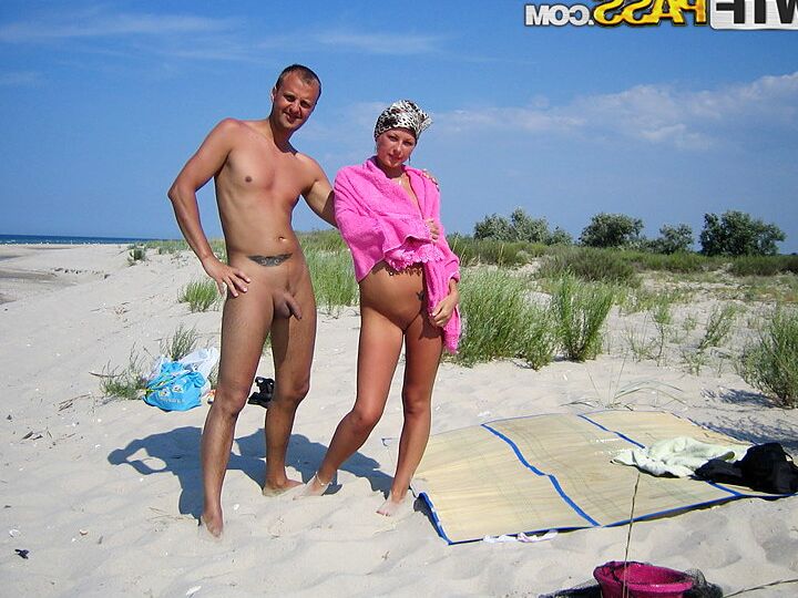 16P La rubia Adele y su novio tienen sexo en una playa desierta de arena