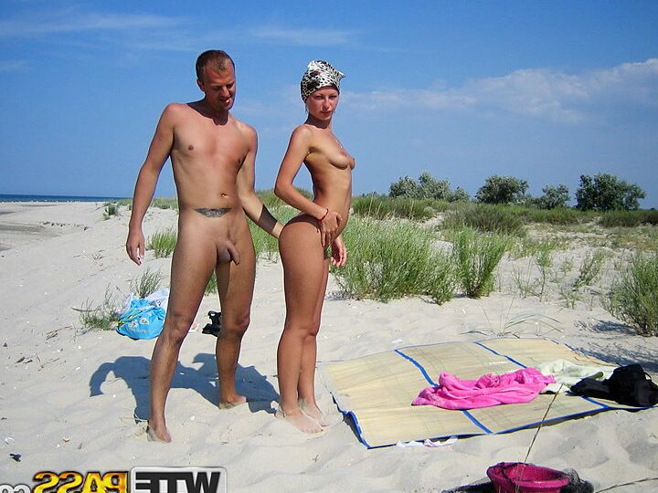 16P La rubia Adele y su novio tienen sexo en una playa desierta de arena