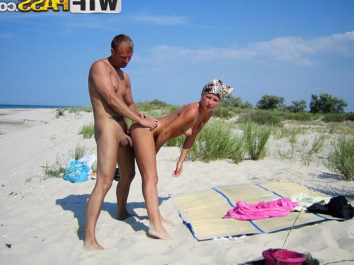 16P La rubia Adele y su novio tienen sexo en una playa desierta de arena