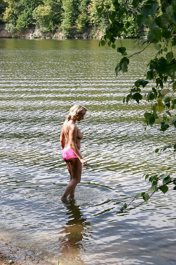 16P Rubia traviesa desnudándose y mostrando sus bienes al aire libre