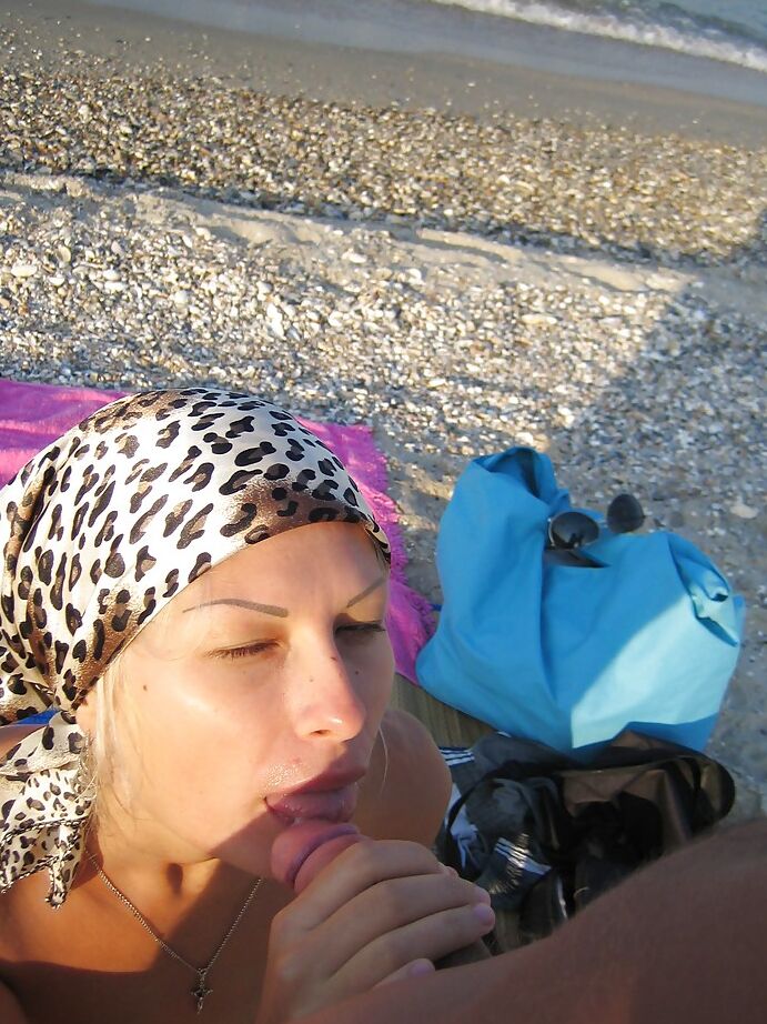 13P Namorada loira é fodida na praia na ação caseira