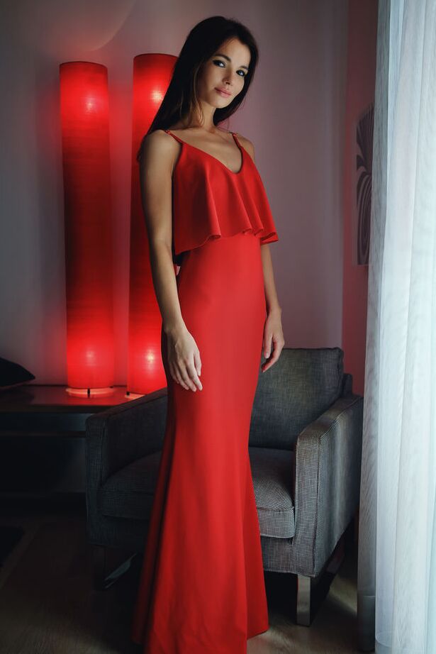 16P La douce teen Brit A enfile une longue robe rouge sur son cul chaud avant de jouer avec la chatte