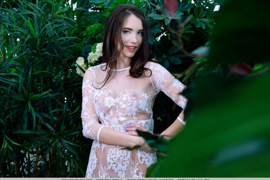 18P La morena Tina se quita el vestido de encaje para mostrar su cuerpazo en un jardín de rosas