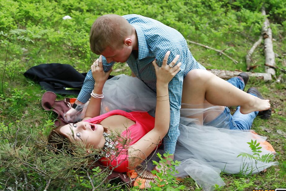 15P ruiva europeia Mila Snow dando bj ao ar livre antes de comer porra hardcore
