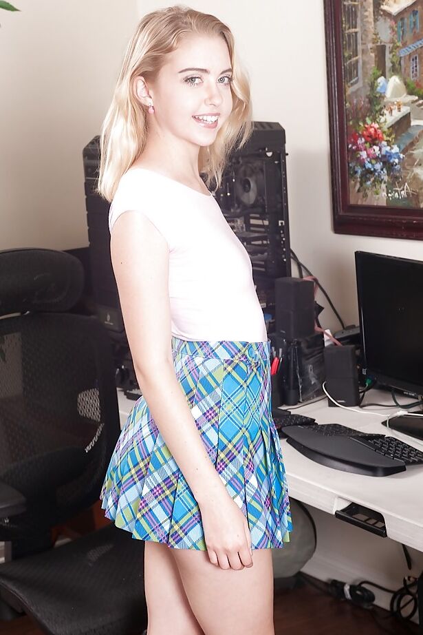 16P A pequena adolescente Chloe Couture fica completamente nua e posa no chão
