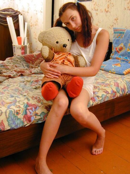 15P Uma jovem de aparência brinca com sua vulva úmida e seu cu antes do sexo com um grande galo