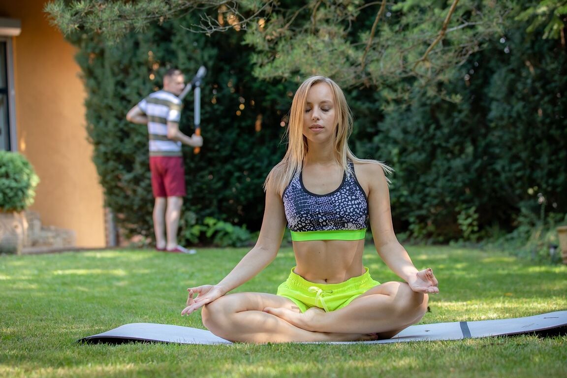 Das 18-jährige flexible College-Mädchen Kira Thorn bumst den Gärtner, nachdem sie Yoga auf dem Rasen gemacht hat