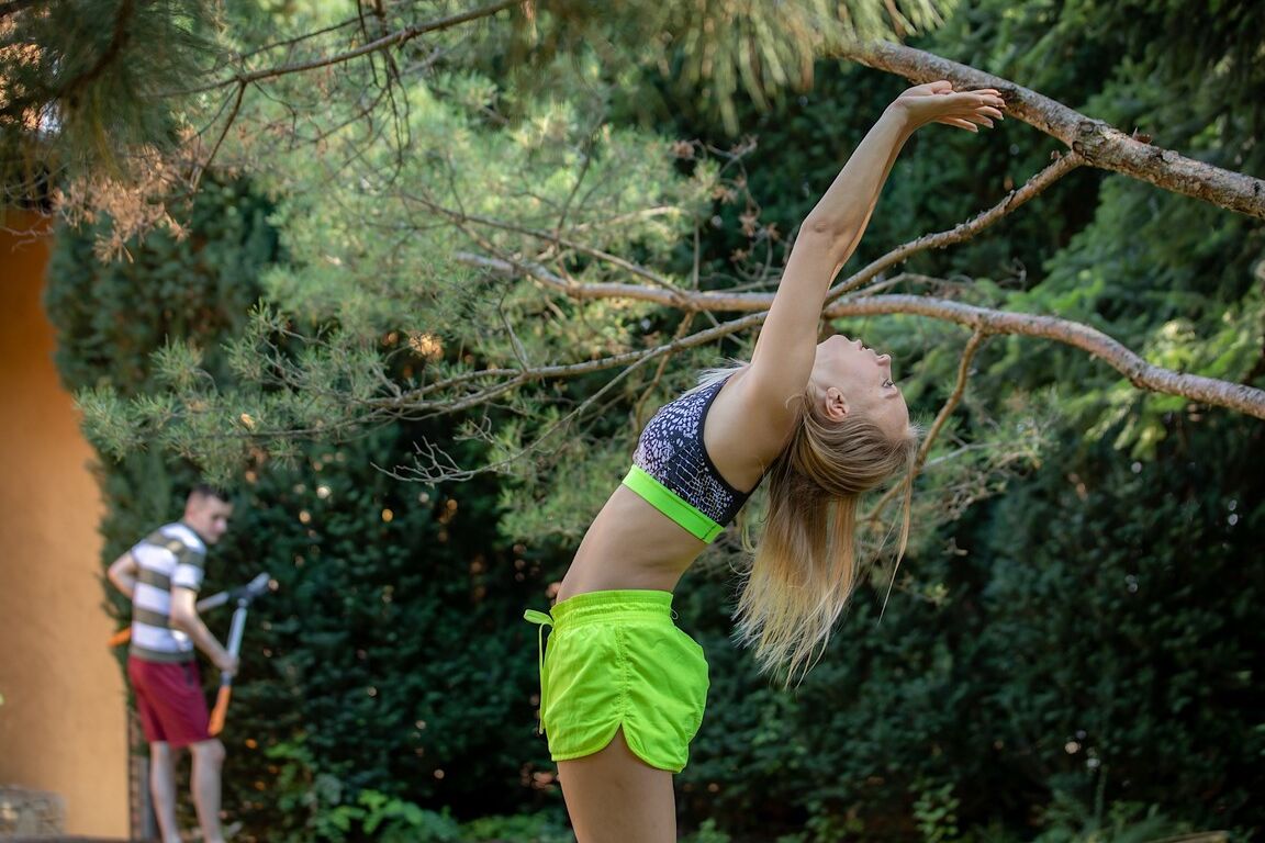 Das 18-jährige flexible College-Mädchen Kira Thorn bumst den Gärtner, nachdem sie Yoga auf dem Rasen gemacht hat