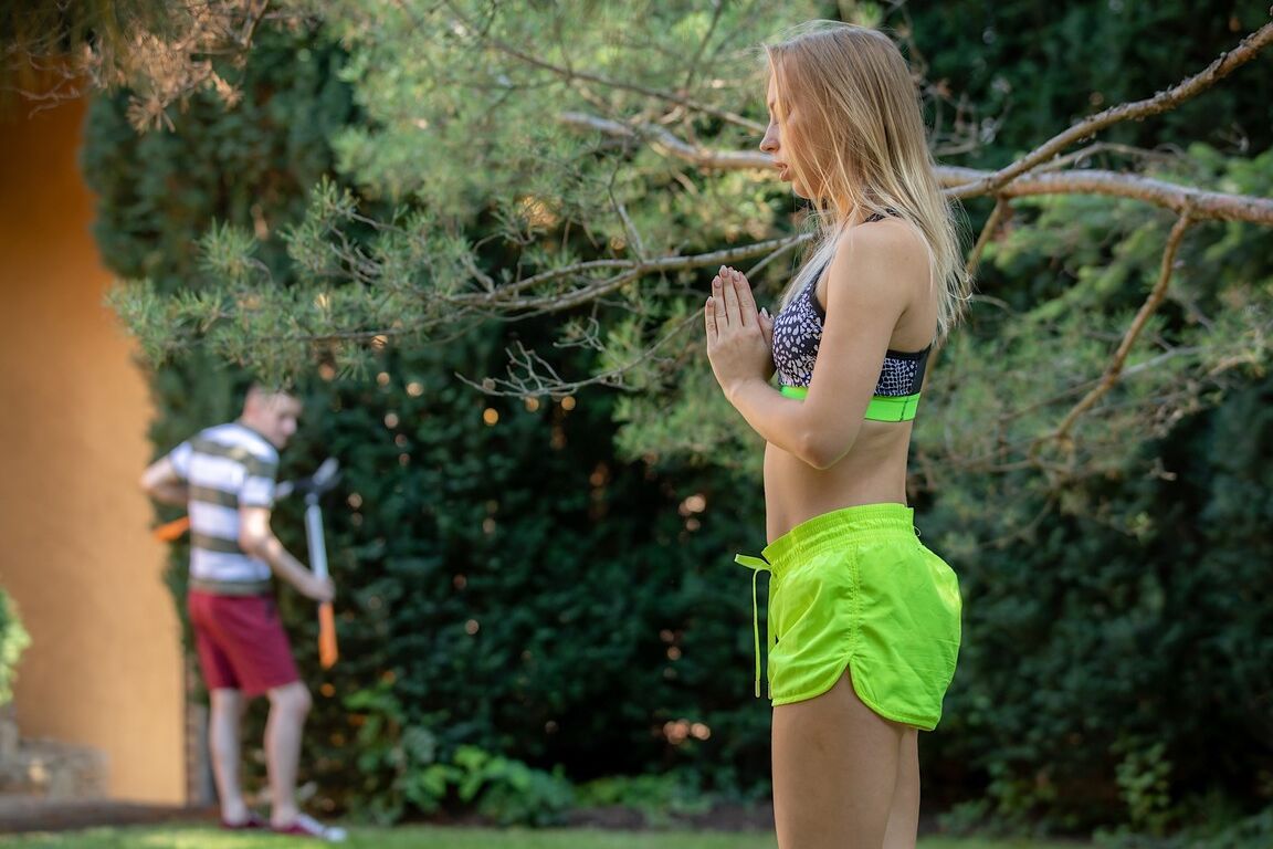 Das 18-jährige flexible College-Mädchen Kira Thorn bumst den Gärtner, nachdem sie Yoga auf dem Rasen gemacht hat