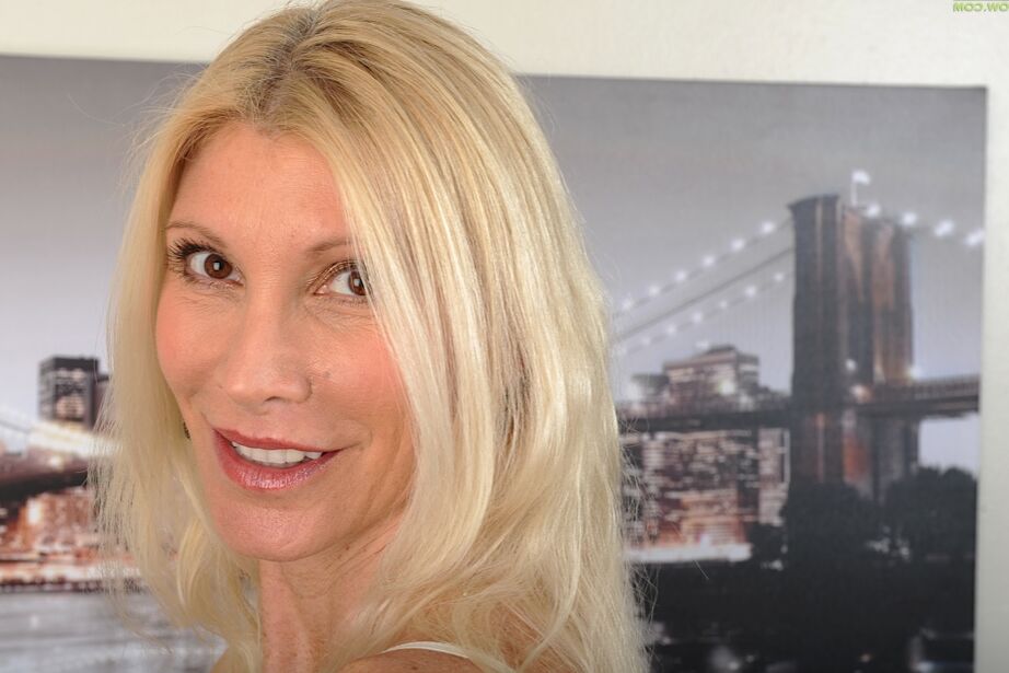 16P Cameo rubia mayor de piernas largas exponiendo un buen par de tetas de mujer madura