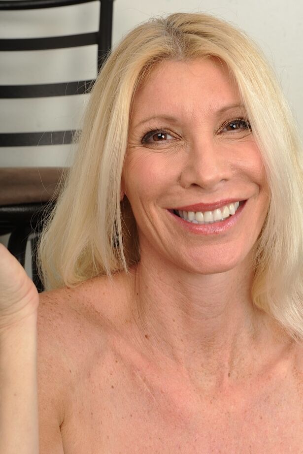 16P Cameo rubia mayor de piernas largas exponiendo un buen par de tetas de mujer madura