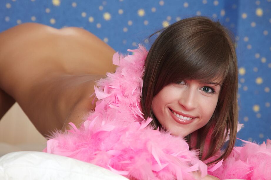 16P La jeune fille solo Coccinelle expose sa chatte chauve avec les jambes grandes ouvertes