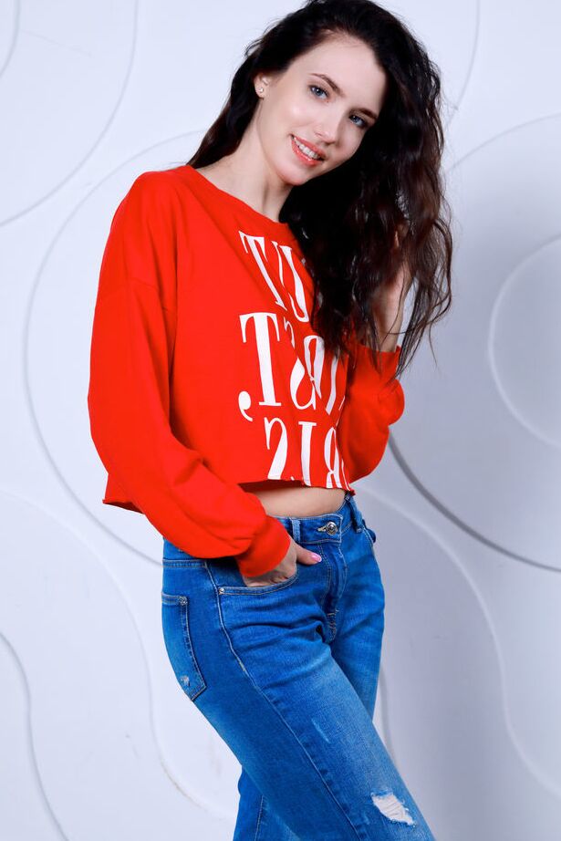 18P La joven de cara fresca Velana libera su cuerpazo de una camisa y jeans