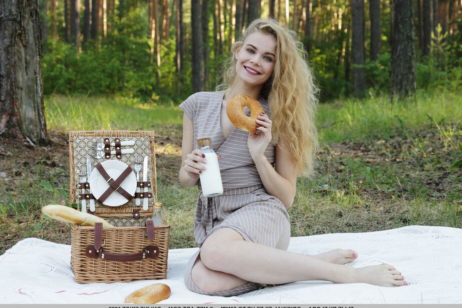 18P La pequeña adolescente Ellie muestra su delicioso coño después de desnudarse durante un picnic