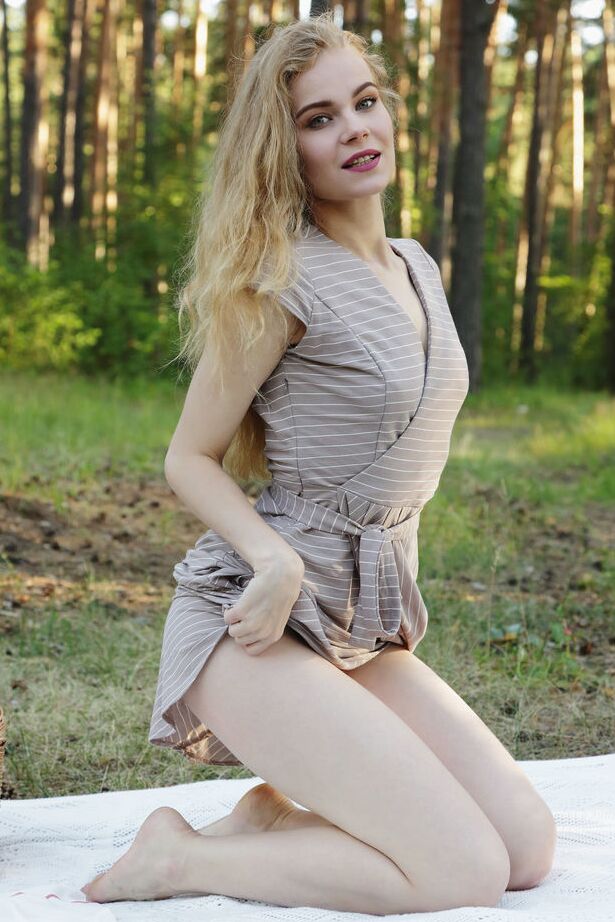 18P La pequeña adolescente Ellie muestra su delicioso coño después de desnudarse durante un picnic