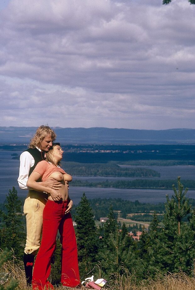 15P Casal de pornstar dos anos 70 transando na vegetação rasteira da cabana