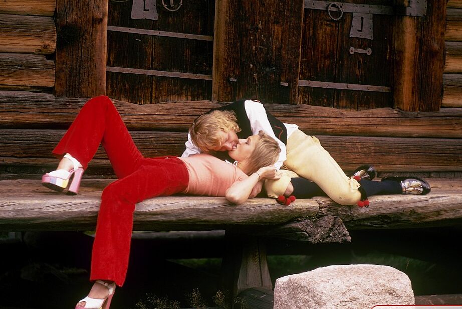 15P Casal de pornstar dos anos 70 transando na vegetação rasteira da cabana