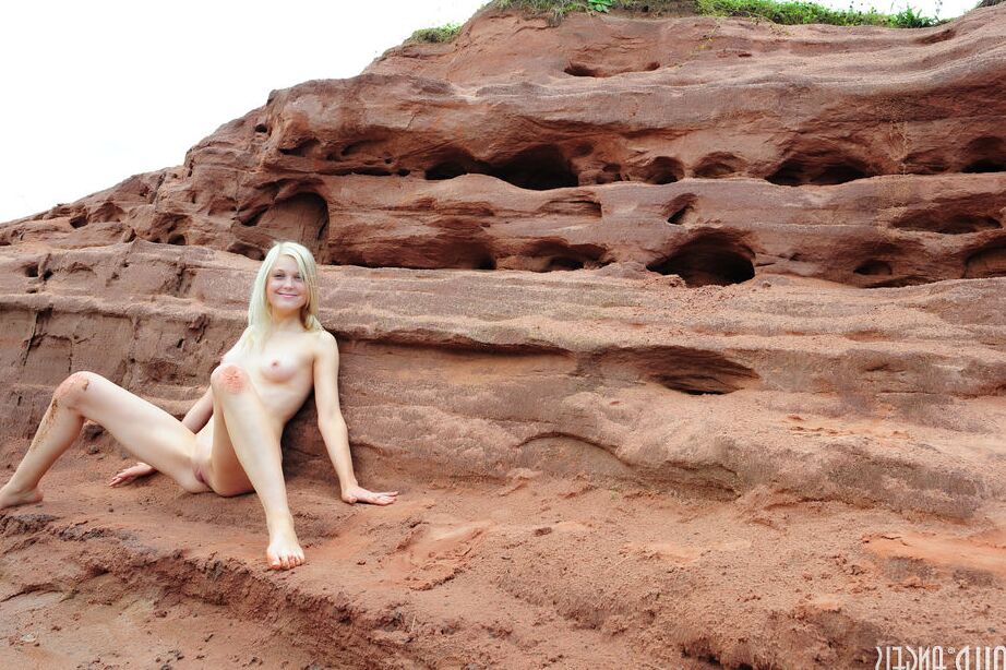 20P A jovem loira Lesia posa completamente nua na margem de um rio