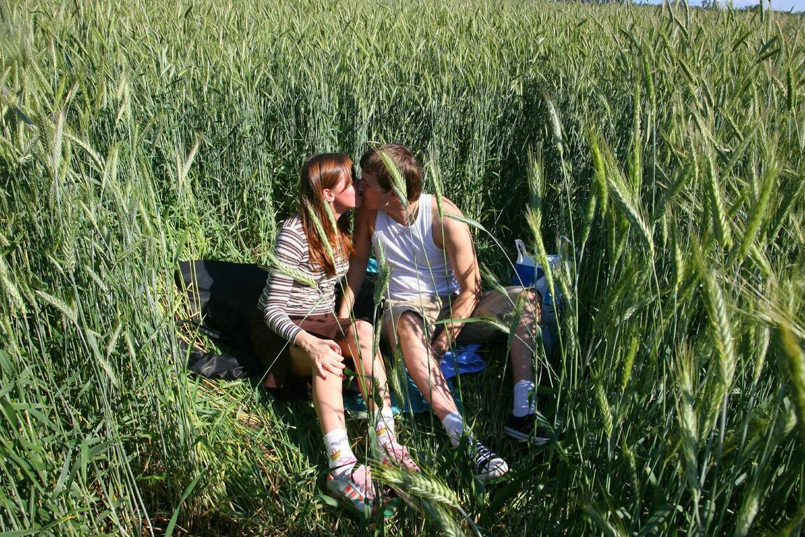 15P Возбужденная юная пара находит место в высокой траве, где они могут трахаться