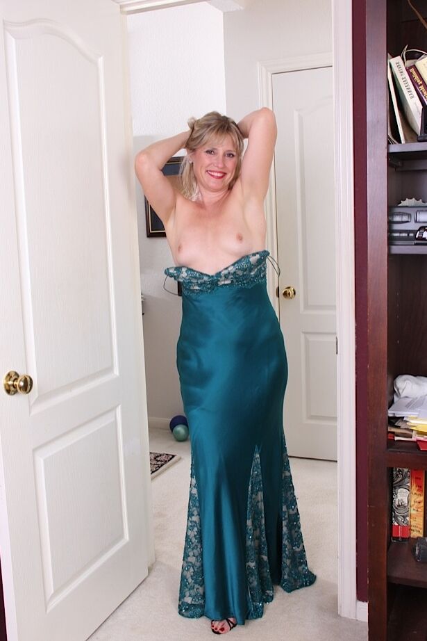 16P Rebecca Hill, une femme mature et mature, dévoile son cul nu en se déshabillant.