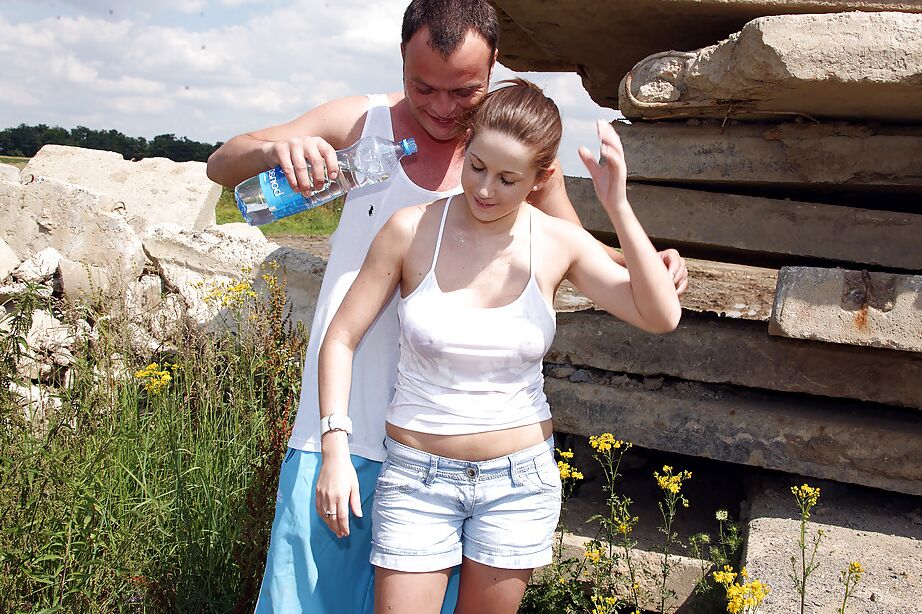 16P Die kaum legale, vollbusige Teenagerin Nicole lutscht einen Schwanz, bevor sie sich bückt