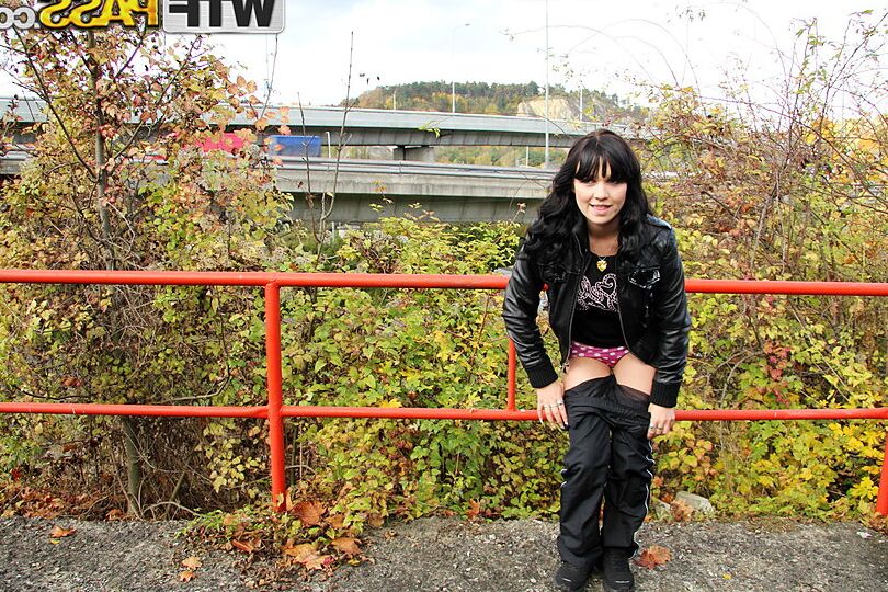16P Sexy Brünette verlässt an einem Herbsttag einen Gehweg, um Analsex zu haben