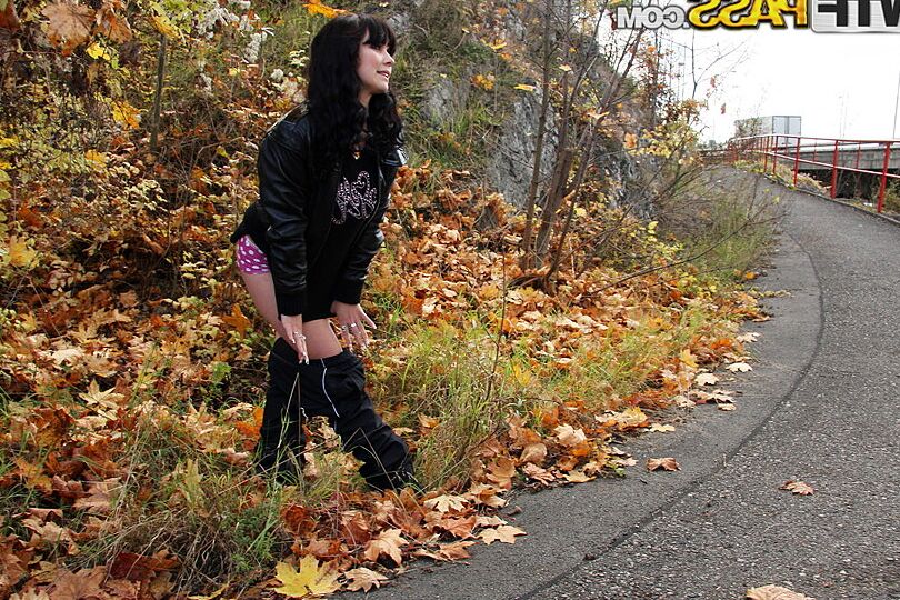 16P Sexy Brünette verlässt an einem Herbsttag einen Gehweg, um Analsex zu haben