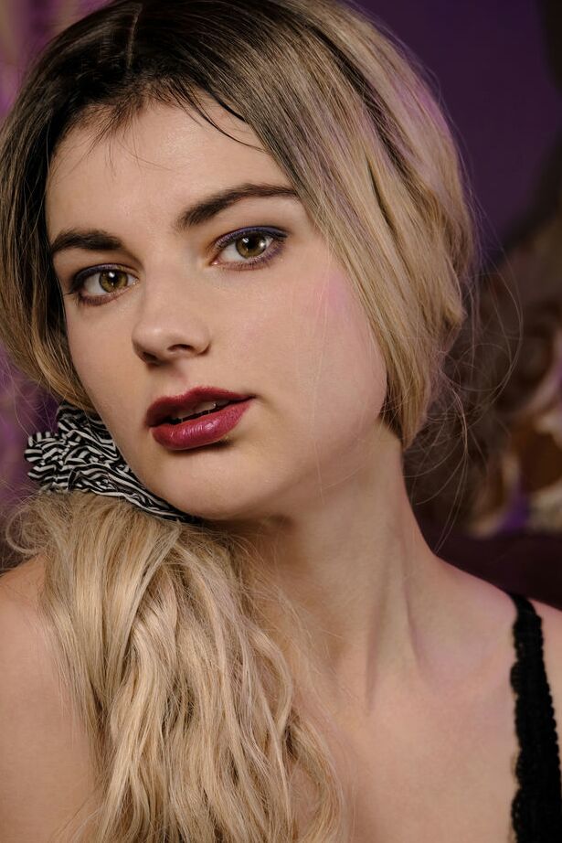 18P La superbe blonde Francesca Rose est un spectacle tentant en lingerie sexy.