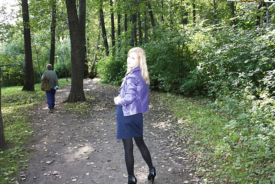 16P Adolescente rubia cachonda con tacones altos es recogida y follada al aire libre