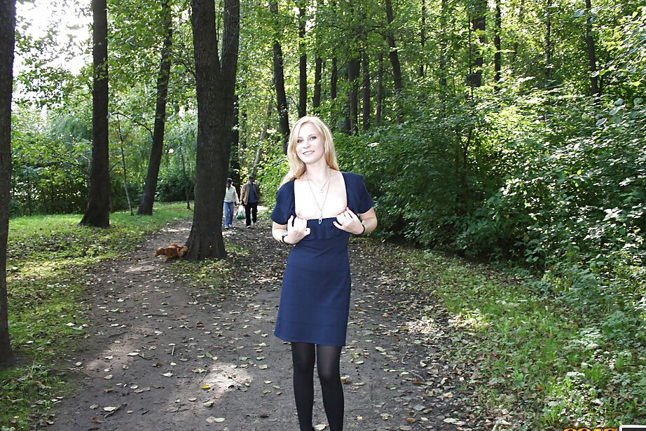 16P Adolescente rubia cachonda con tacones altos es recogida y follada al aire libre